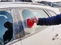 lejek plastikowy + skrobaczka samochodowa do szyb