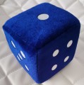 LUCKY DICE: kostka szczęścia z przyssawką na szybę do samochodu, 10x10cm