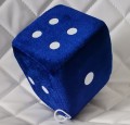 LUCKY DICE: kostka szczęścia z przyssawką na szybę do samochodu, 10x10cm
