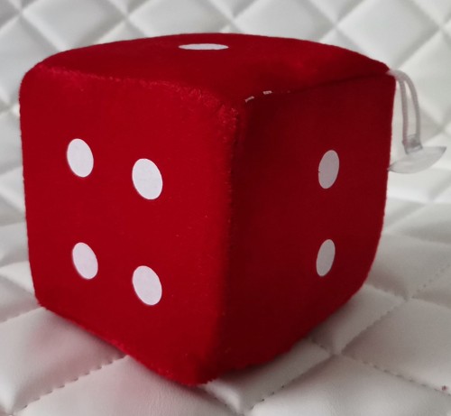 LUCKY DICE: kostka szczęścia z przyssawką na szybę do samochodu ,10x10cm