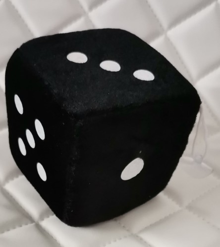 LUCKY DICE: kostka szczęścia z przyssawką na szybę do samochodu, 10x10cm