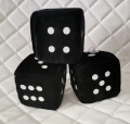 LUCKY DICE: kostka szczęścia z przyssawką na szybę do samochodu, 10x10cm