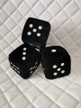 LUCKY DICE: kostka szczęścia z przyssawką na szybę do samochodu, 10x10cm