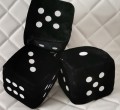 LUCKY DICE: kostka szczęścia z przyssawką na szybę do samochodu, 10x10cm