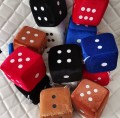 LUCKY DICE: kostka szczęścia z przyssawką na szybę do samochodu, 10x10cm