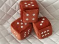 LUCKY DICE: kostka szczęścia z przyssawką na szybę do samochodu, 10x10cm