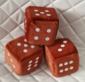 LUCKY DICE: kostka szczęścia z przyssawką na szybę do samochodu, 10x10cm
