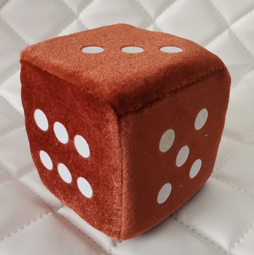 LUCKY DICE: kostka szczęścia z przyssawką na szybę do samochodu, 10x10cm