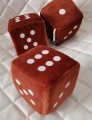 LUCKY DICE: kostka szczęścia z przyssawką na szybę do samochodu, 10x10cm