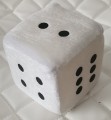 LUCKY DICE: kostka szczęścia z przyssawką na szybę do samochodu, 10x10cm