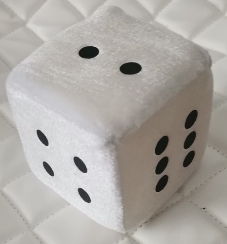 LUCKY DICE: kostka szczęścia z przyssawką na szybę do samochodu, 10x10cm