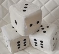 LUCKY DICE: kostka szczęścia z przyssawką na szybę do samochodu, 10x10cm