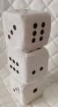 LUCKY DICE: kostka szczęścia z przyssawką na szybę do samochodu, 10x10cm