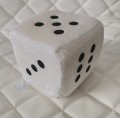 LUCKY DICE: kostka szczęścia z przyssawką na szybę do samochodu, 10x10cm