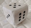 LUCKY DICE: kostka szczęścia z przyssawką na szybę do samochodu, 10x10cm