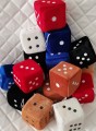 LUCKY DICE: kostka szczęścia z przyssawką na szybę do samochodu, 10x10cm